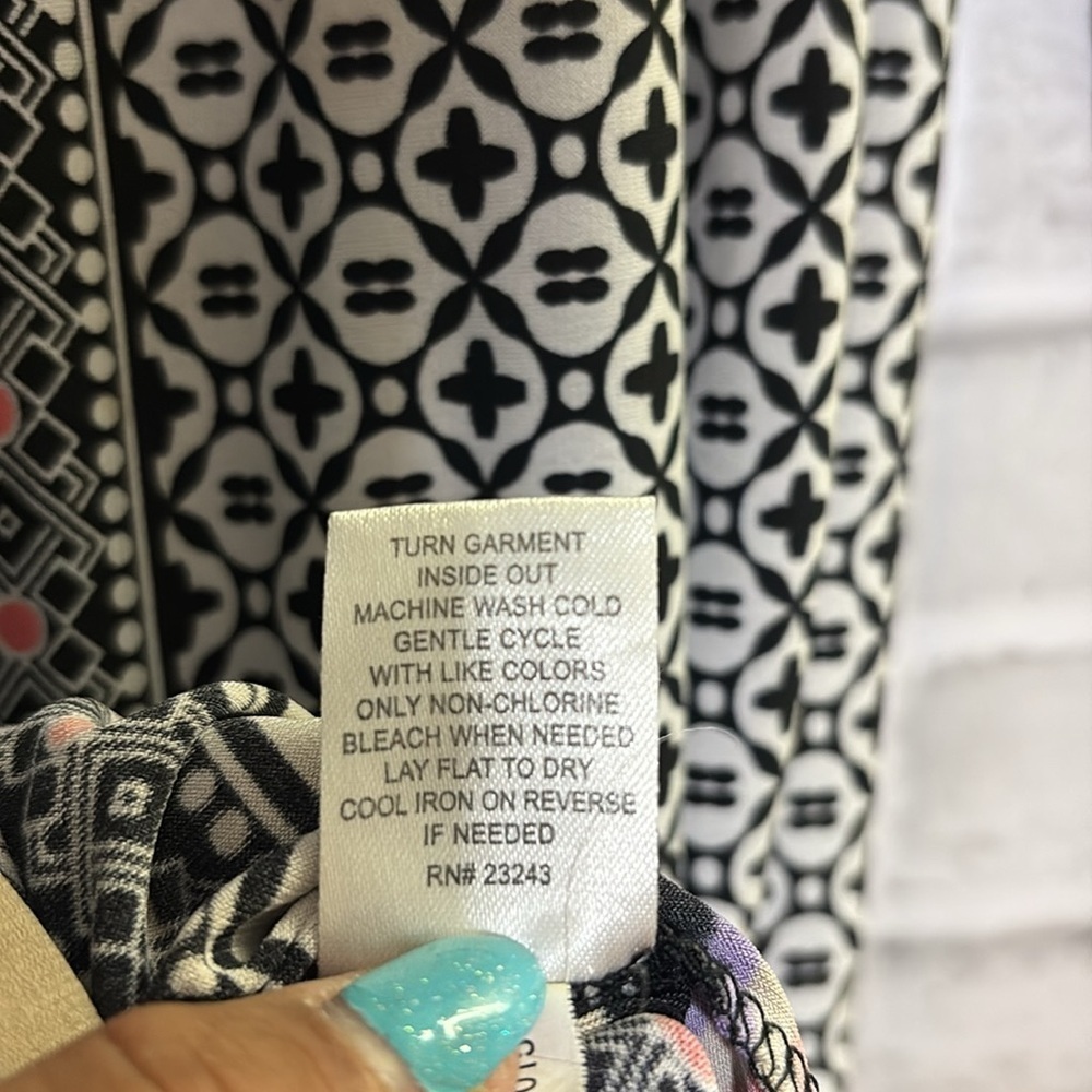 New York & Co. Shift Dress.  3/4 sleeves. Knee-length. Flattering pattern, small - Picture 9 of 9